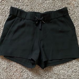 Lululemon On The Fly Woven Midrise Short 2.5”